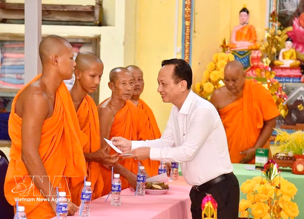 vnanet-potal-lanh-dao-tinh-ca-mau-chuc-mung-tet-chol-chnam-thmay-dong-bao-khmer-8698893.jpg