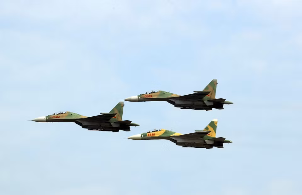 苏-30MK2战斗机中队在开幕式上进行低空飞行表演。图自越通社