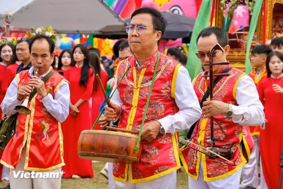 庙会最重要的仪式是将圣人父母的神位从翁庙（Miếu Ông）和婆庙（Miếu Bà）迎请至大庙的迎神位仪式。图自Vietnam+