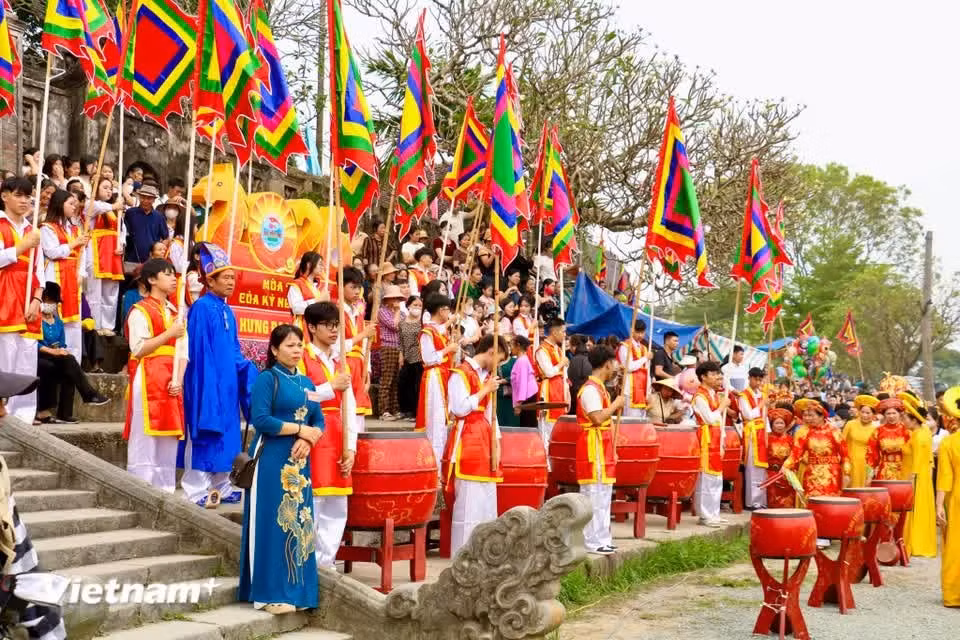 苏村祠堂作为国家级特别历史遗迹，被誉为“兑处第一祠堂”，在3月26日（即农历二月初八）开幕当天呈现出一派热闹非凡的景象。图自Vietnam+