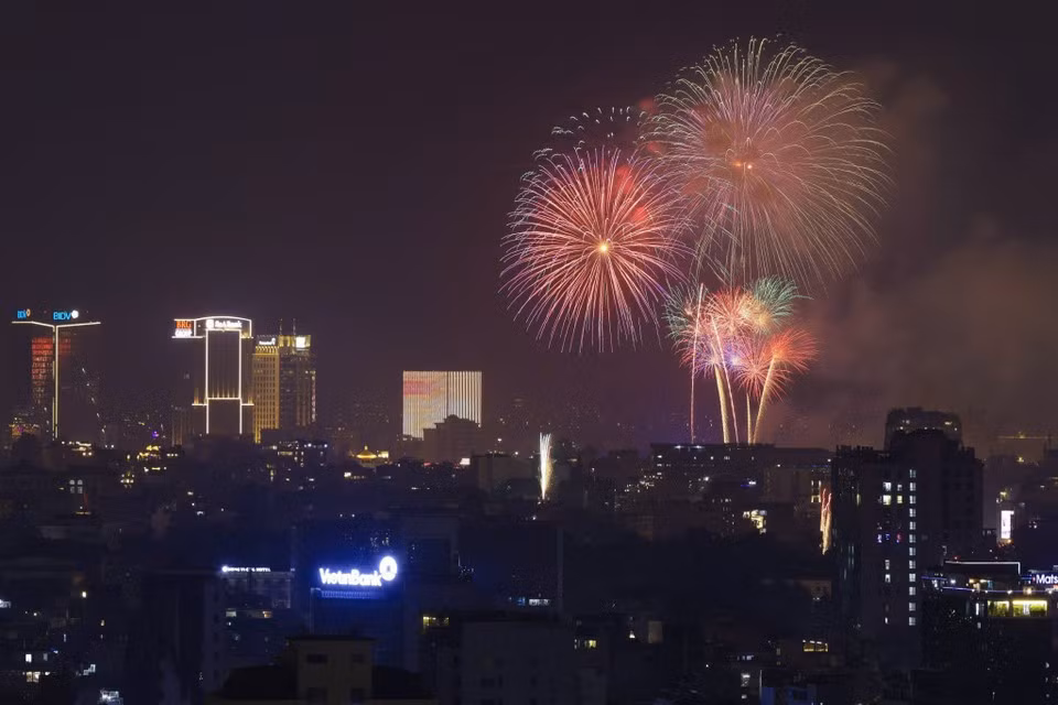 凭借舞台冷烟花技术的应用，今年的空中光影秀呈现出极其丰富的视觉特效、造型与绚丽色彩。（图自Vietnam+）