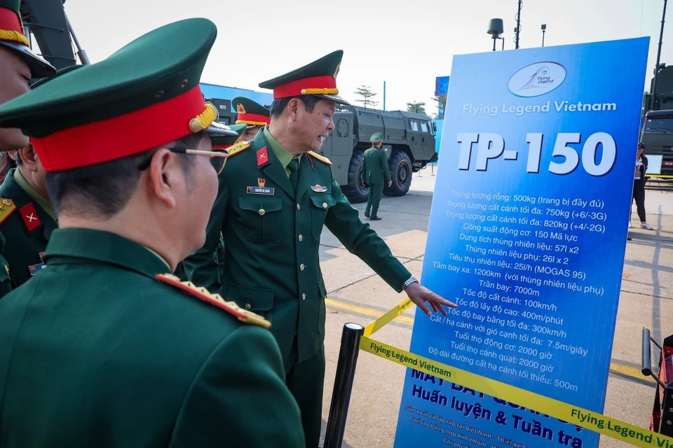 越南制造的首架教练及巡逻机吸引众多专业单位的关注。图自Vietnam+