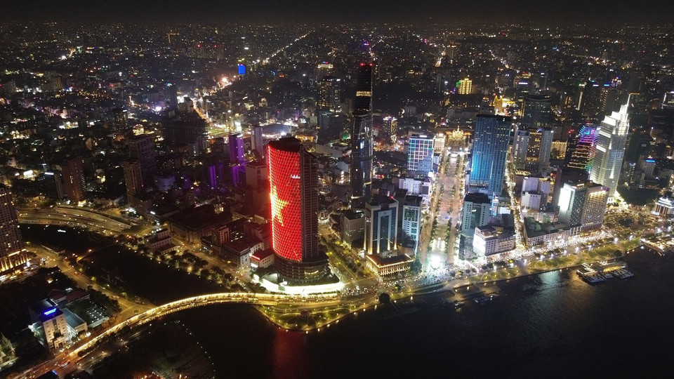 西贡河畔的胡志明市一角同步、现代发展，夜晚璀璨迷人。图自越通社