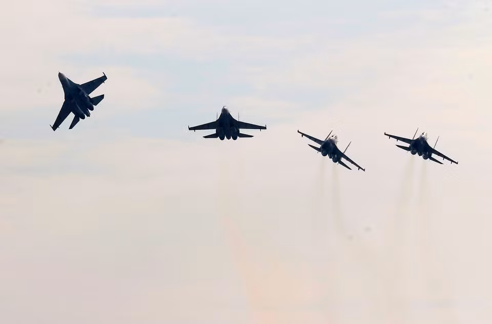 越南空军力量的苏-30MK2战斗机中队进行飞行表演。图自越通社