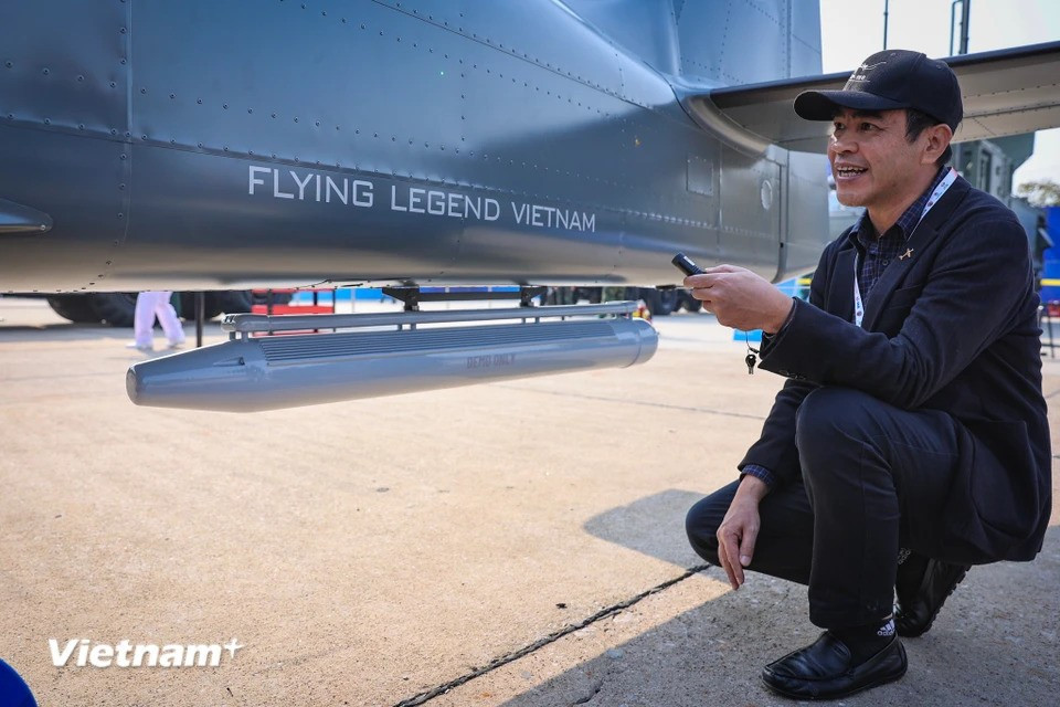 值得注意的是，其余部分，包括机身、机翼、起落架和配件，完全在位于永福省的Flying Legend越南工厂生产和组装。这架飞机符合航空领域的高技术标准。图自Vietnam+
