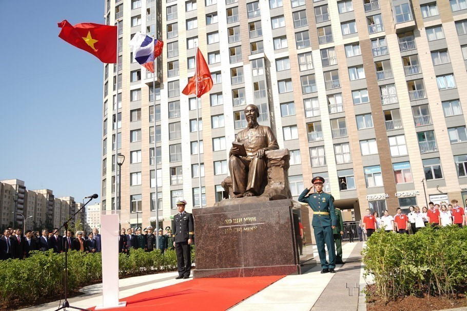 坐落于俄罗斯圣彼得堡市的胡志明主席塑像落成(2023年)。图自越通社