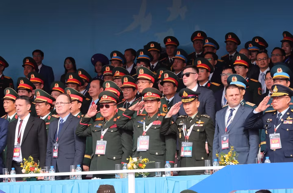 越南国防部领导、各国驻越南军事武官和国际组织代表出席2024年越南国际防务展开幕式。图自越通社