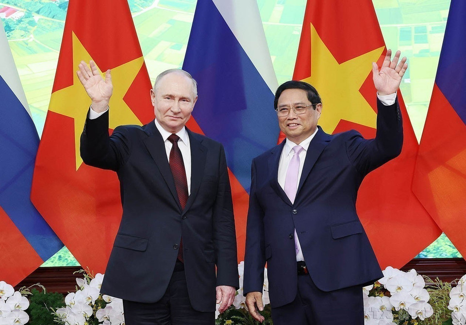 2024年6月20日下午,越南政府总理范明政会见对越南进行国事访问的俄罗斯总统普京。图自越通社