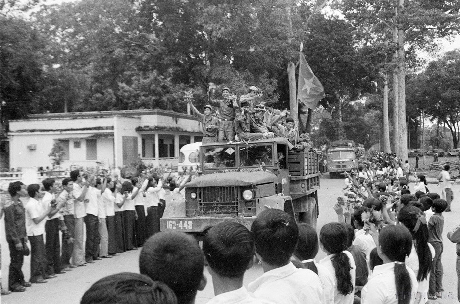 柬埔寨儿童向完成国际任务,启程回国的越南志愿军送行(1982年)。图自越通社