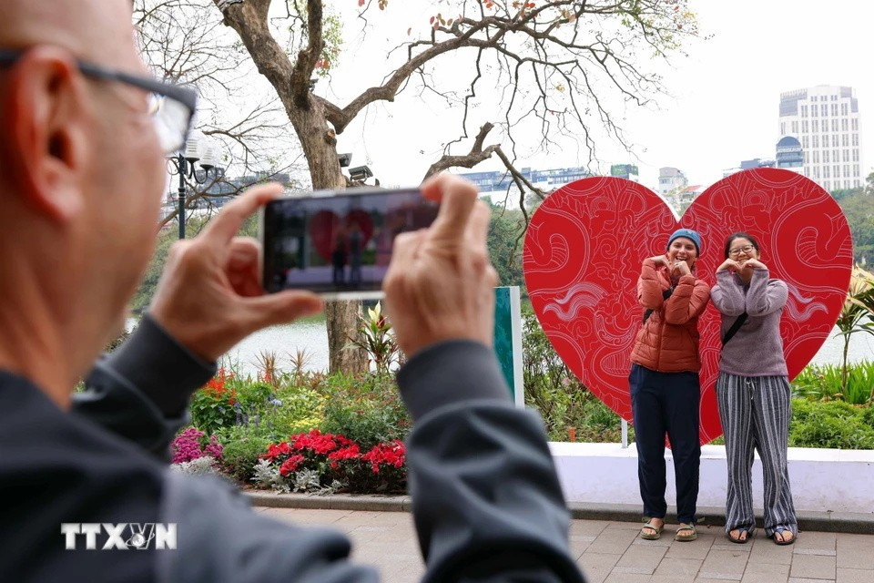 千年文献的首都河内凭借其历史、文化和现代的独特交融，一直是深受游客青睐的旅游目的地。图自越通社