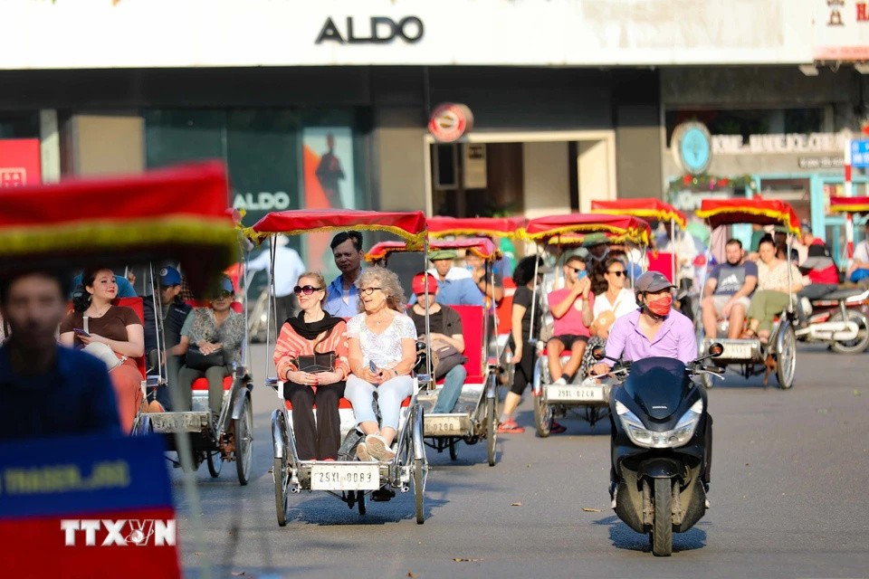 随着现代化的旅游基础设施的发展和国际文化盛事的举办，河内市已充分证明了其作为越南领先旅游中心的地位。图自越通社