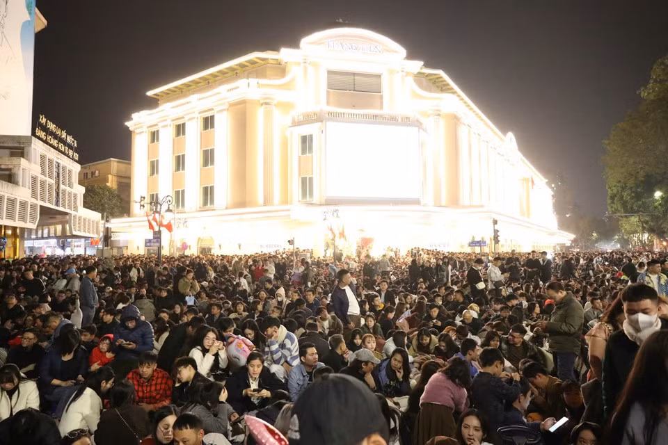 还剑湖畔人山人海，共赏烟花盛宴。（图自Vietnam+）