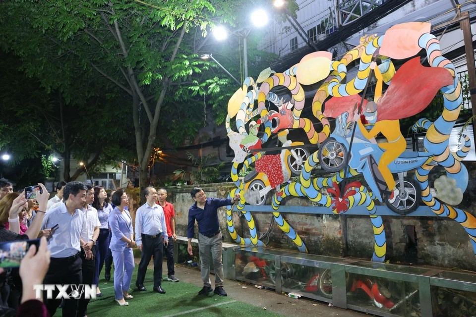 河内将旅游视为拳头经济产业，因此为了让“头回客”变“回头客”，河内市旅游部门高度重视丰富市场供给，优化旅游服务。图自越通社