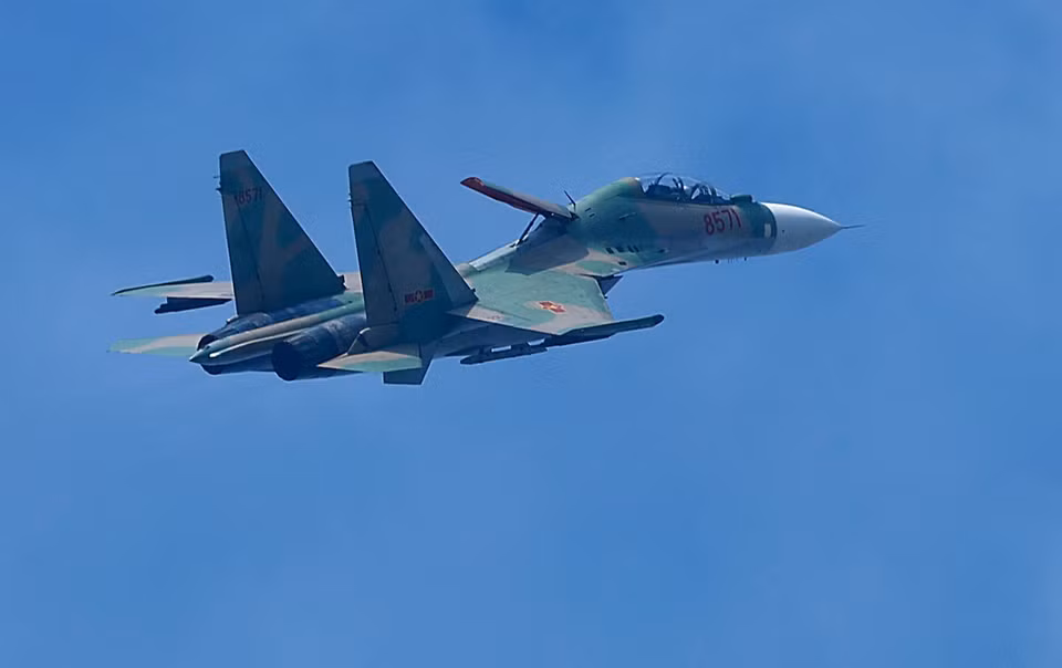 越南空军力量的苏-30MK2战斗机中队进行飞行表演。图自越通社