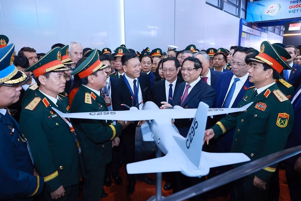 越南政府总理范明政同各位代表参观2024年越南国际防务展上展示的武器和军备。图自越通社
