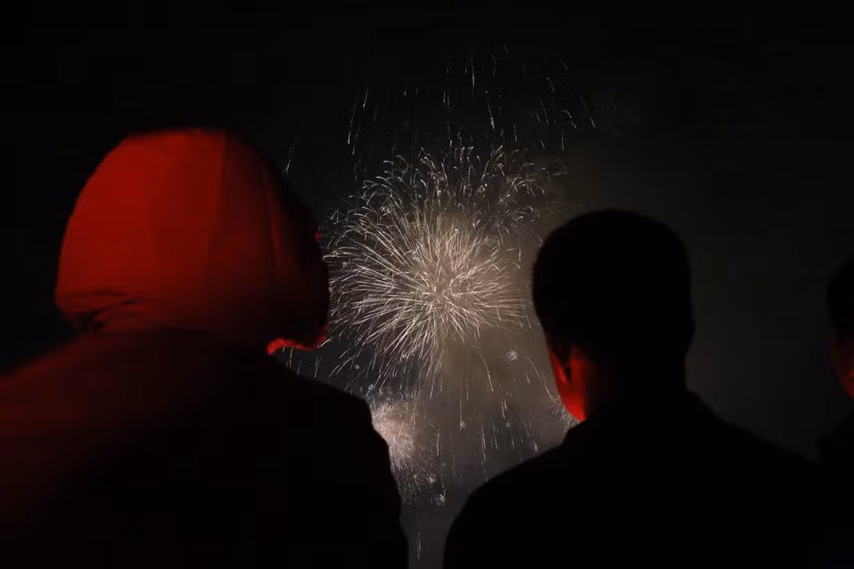 2025年12月31日23时45分，烟花就开始点亮多地夜空。（图自Vietnam+）