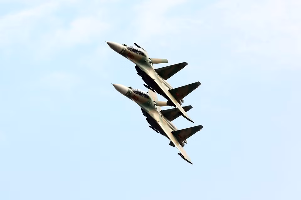 越南空军力量的苏-30MK2战斗机中队进行飞行表演。图自越通社