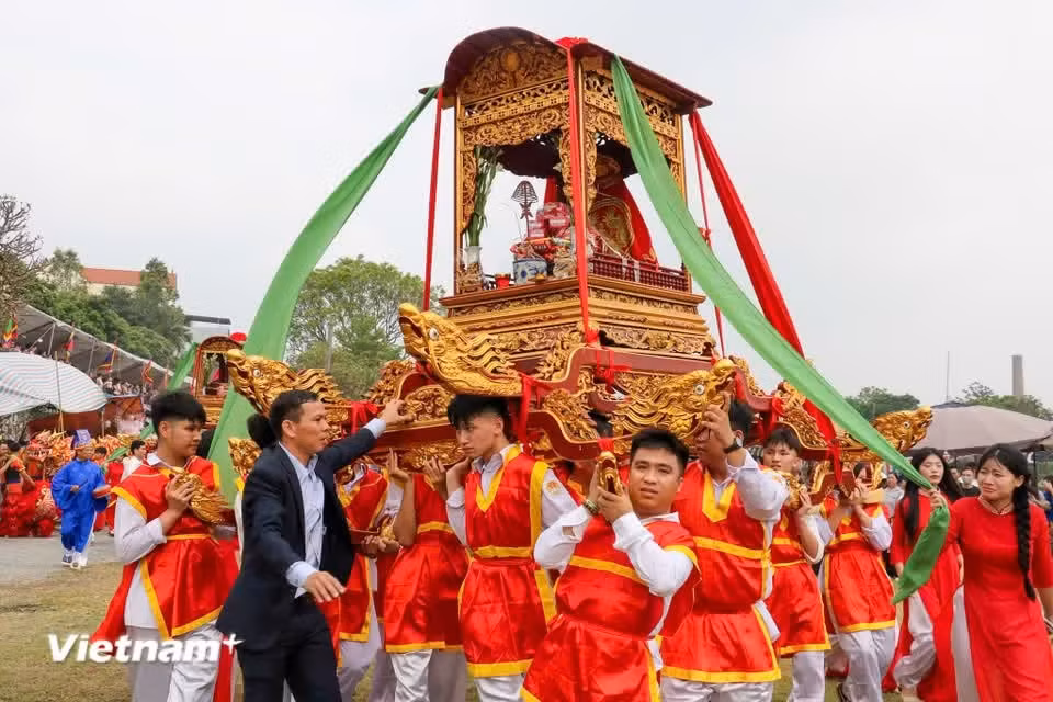 今年庙会的一大亮点是经验丰富的当地居民与年轻一代之间的紧密配合。迎神位和祭祀仪式中的每一项标准都得到了细致传授，确保了文化遗产在现代潮流中不被淹没。图自Vietnam+