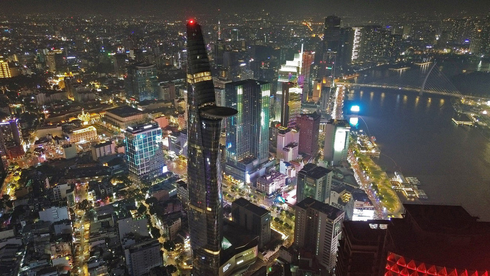 解放50年后，胡志明市日益朝着现代化方向发展。图自越通社