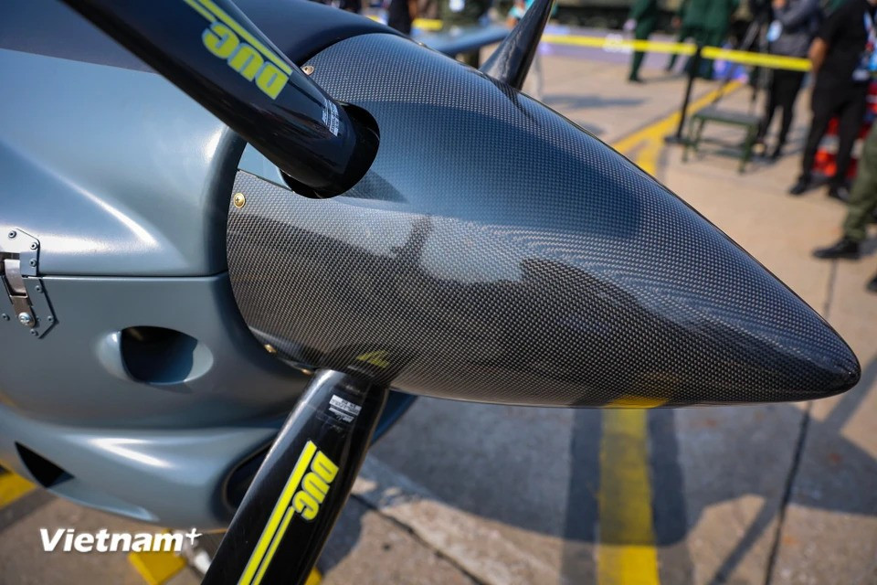 这架飞机由意大利Flying Legend公司的工程师设计。发动机、螺旋桨和电子设备来自西方国家。TP-150配备150马力的发动机，能够以接近300公里的时速持续飞行6.5小时。图自Vietnam+