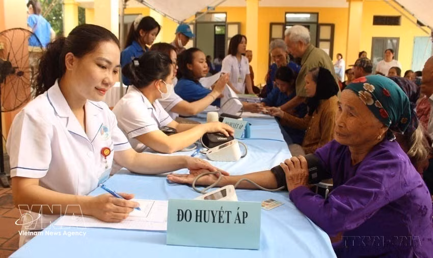 vnanet-potal-ngay-quoc-te-nguoi-cao-tuoi-110-va-thang-hanh-dong-vi-nguoi-cao-tuoi-viet-nam-2025-quan-tam-cham-soc-va-phat-huy-vai-tro-nguoi-cao-tuoi-8304472.jpg