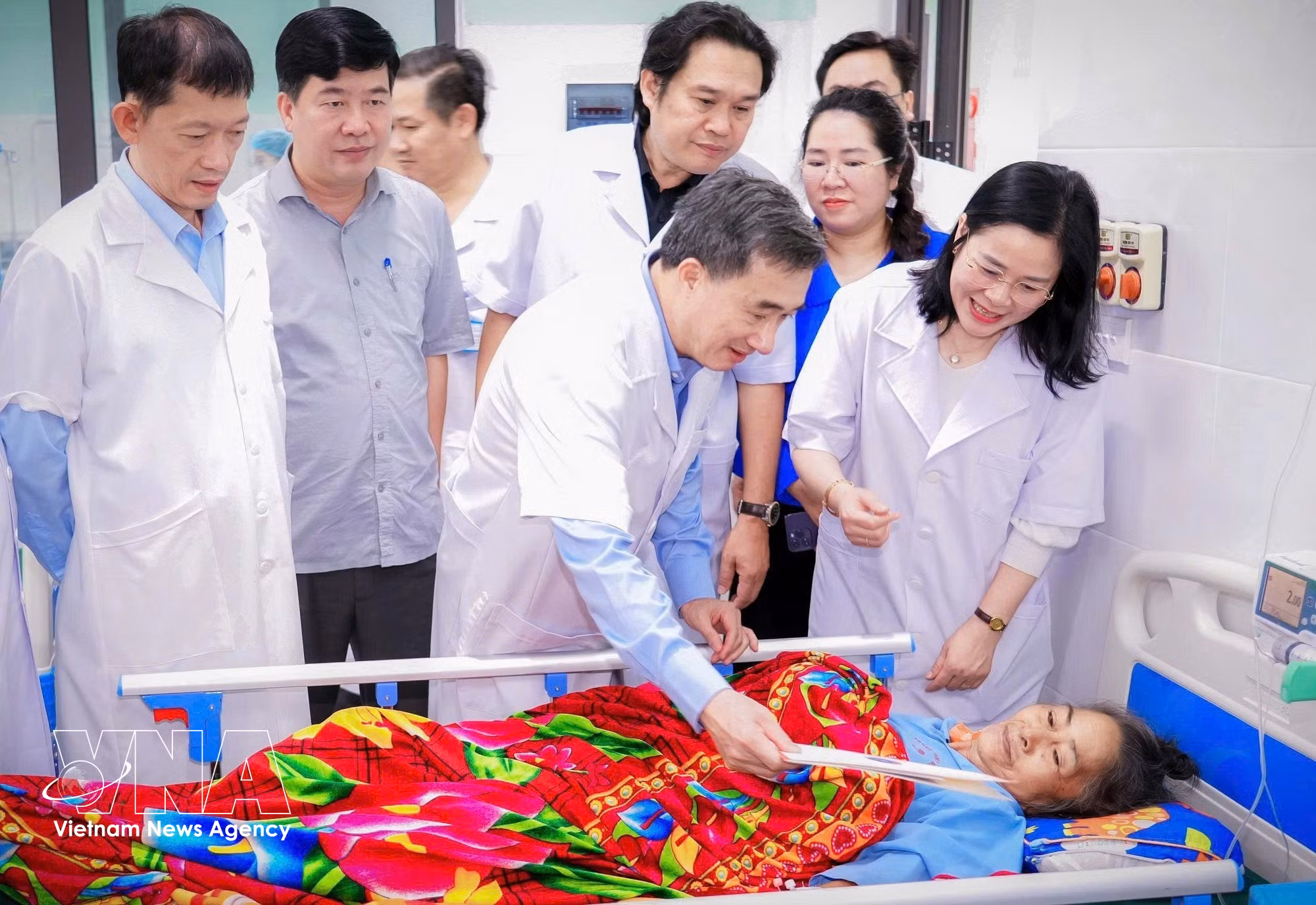 vnanet-potal-tu-van-suc-khoe-kham-benh-ho-tro-nhan-dan-tai-nghe-an-8343595.jpg
