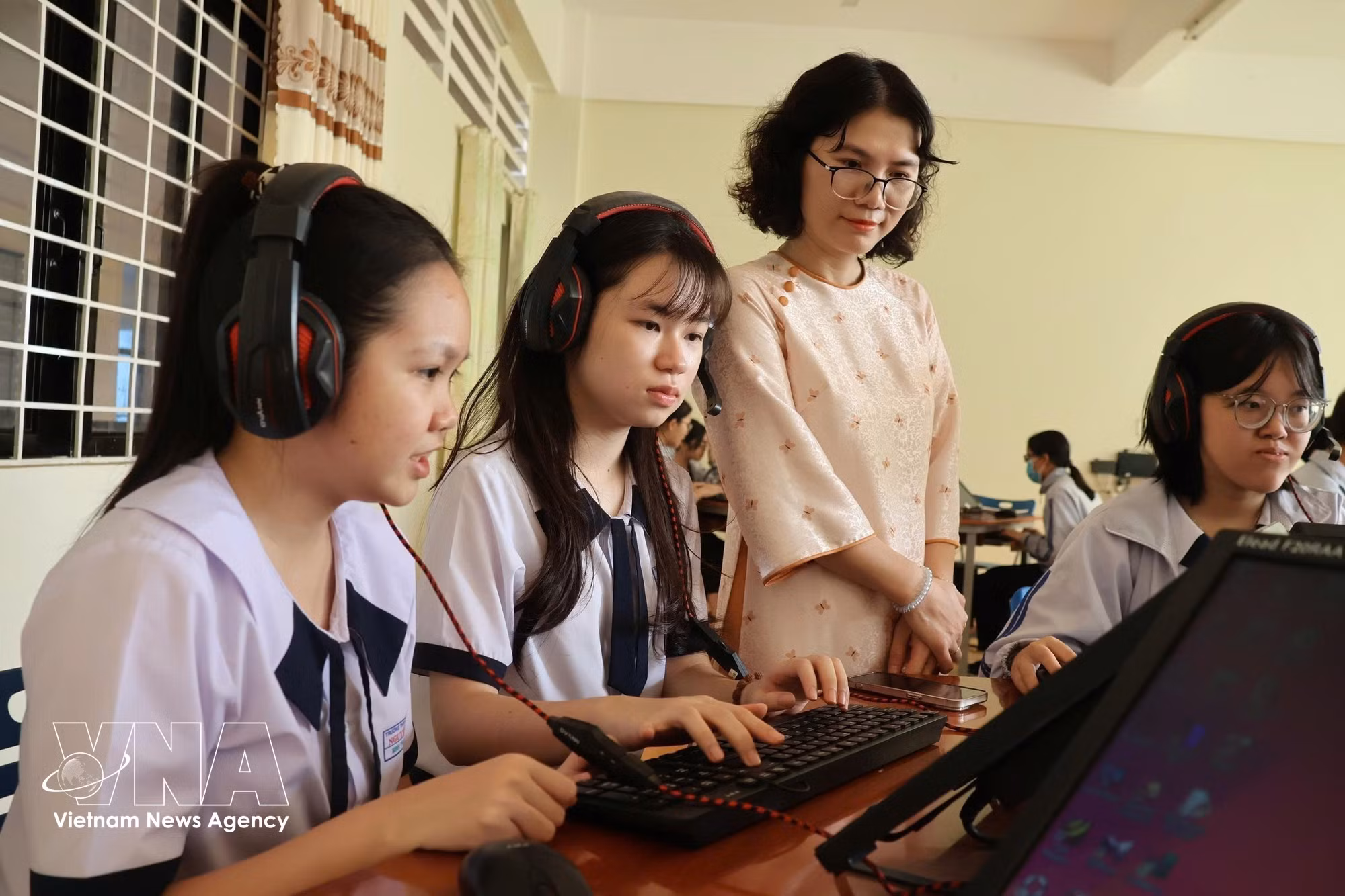 vnanet-giao-vien-truong-thcs-thpt-dong-du-phuong-tan-an-tinh-dak-lak-huong-dan-hoc-sinh-hoc-tap.jpg