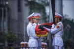 国旗降半旗仪式在巴亭广场隆重举行，为原国家主席陈德良举行国葬。图自越通社