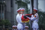 国旗降半旗仪式在巴亭广场隆重举行，为原国家主席陈德良举行国葬。图自越通社