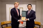 越南国防部部长潘文江向美国战争部第一副部长科尔比赠送礼品。图片来源：越通社