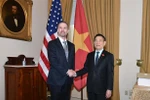 政府副总理胡德福与美国贸易代表贾米森·格里尔（Jamieson Greer）握手。图自越通社