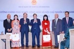 越南政府总理范明政向旅俄罗斯越南人社群赠送礼品。图片来源：越通社