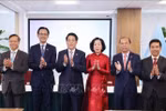 国家主席梁强偕夫人与越南驻美代表机构工作人员合影。图自越通社