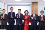 国家主席梁强偕夫人与越南驻美代表机构工作人员合影。图自越通社