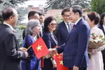越南国会主席陈青敏和夫人会见越南常驻代表机构和大使馆工作人员以及旅瑞越南人社群代表。图自越通社