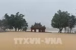香江水位上涨，富春坊的迎梁亭淹没在洪水之中。图自越通社