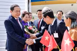 越南驻瑞士大使馆工作人员和旅瑞越南人来到机场迎接陈青敏一行。图自越通社
