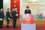 越南国家主席梁强来到河内市还剑坊第26投票区，出席第十六届国会代表和2026-2031年任期各级人民议会代表选举开幕式并投下自己的选票。图自越通社