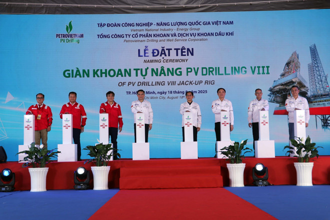 越南石油钻探与钻井服务股份总公司(PV Drilling)自主升降式钻井平台“PV Drilling VIII”命名仪式。图自越通社 vna-potal-pho-thu-tuong-bui-thanh-son-du-le-don-dong-dau-dau-tien-va-dat-ten-gian-khoan-tu-nang-pv-drilling-viii-8218339.jpg
