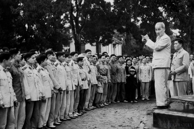 胡志明主席1961年2月14日视察首都河内的武装人民公安单位。图自越通社 vna-potal-80-nam-cong-an-nhan-dan-viet-nam-vi-nuoc-quen-than-vi-dan-phuc-vu-8196265.jpg