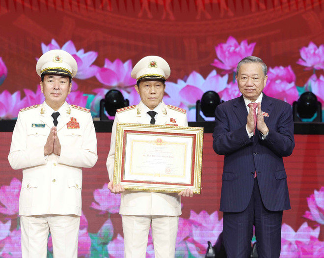 苏林总书记向人民公安力量颁授金星勋章(第五次)。图自越通社 vna-potal-lanh-dao-dang-nha-nuoc-du-le-ky-niem-80-nam-ngay-truyen-thong-cong-an-nhan-dan-8216224.jpg