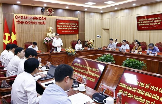 越南国会主席陈青敏主持会议。图自越通社 vna-potal-chu-tich-quoc-hoi-tran-thanh-man-viec-voi-ban-thuong-vu-tinh-uy-quang-ngai-7908741.jpg