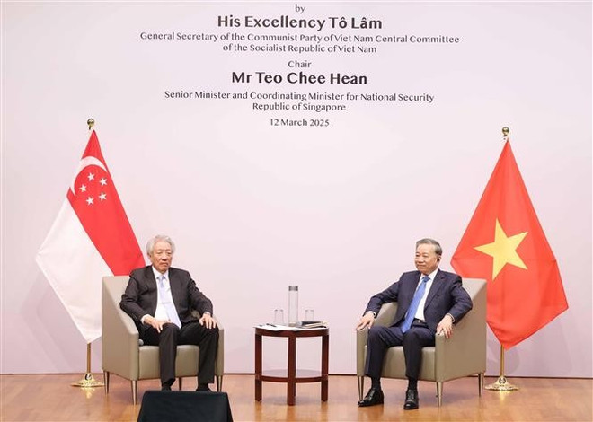 越共中央总书记苏林和新加坡国务资政兼国家安全统筹部长张志贤。图自越通社 vna-potal-tong-bi-thu-to-lam-phat-bieu-chinh-sach-tai-truong-chinh-sach-cong-ly-quang-dieu-dai-hoc-quoc-gia-singapore-7908943.jpg
