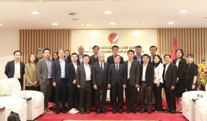 平阳省人民委员会代表与中国台湾神达控股集团(MiTAC)代表合影。图自越通社 vna-potal-binh-duong-thuc-day-hop-tac-cong-nghe-cao-chuyen-doi-so-voi-tap-doan-mitac-dai-loan-8086352.jpg