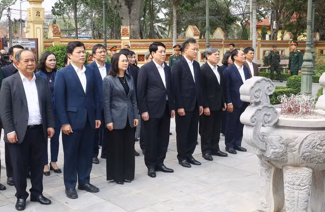 vna-potal-chu-tich-nuoc-dang-huong-tai-khu-luu-niem-tong-bi-thu-nguyen-van-linh-o-hung-yen-7921552.jpg