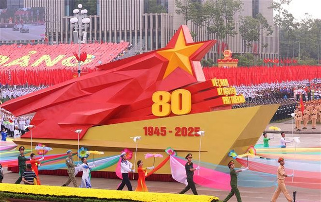 八月革命胜利暨九二国庆80周年庆典、阅兵和游行活动隆重举行。图自越通社 vna-potal-dieu-binh-dieu-hanh-ky-niem-80-nam-quoc-khanh-2-9-khoi-nghi-truong-8250208.jpg