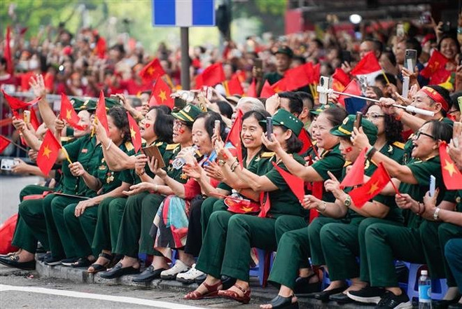 老兵们观看独立日阅兵式时的喜悦。图自越通社 vna-potal-binh-minh-cua-ngay-doc-lap-lan-thu-80-8250801.jpg