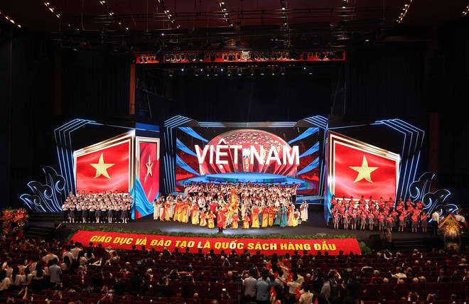 越南教育部门传统日80周年纪念大会暨2025—2026学年开学典礼艺术表演节目。图自越通社 vna-potal-tong-bi-thu-to-lam-cac-dong-chi-lanh-dao-nguyen-lanh-dao-dang-nha-nuoc-du-le-ky-niem-80-nam-truyen-thong-nganh-giao-duc-8257598.jpg