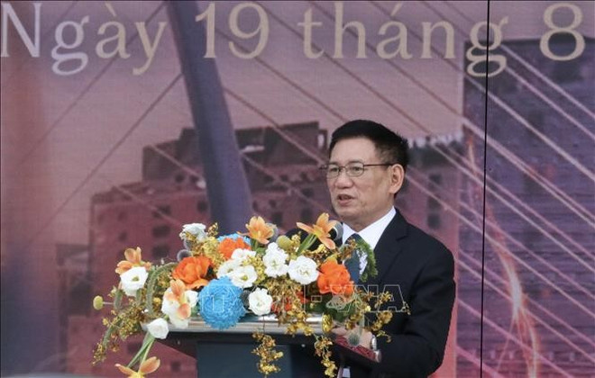 政府副总理胡德福发表讲话。图自越通社 vna-potal-le-ra-mat-toa-thap-trung-tam-tai-chinh-quoc-te-saigon-marina-ifc-stand-1.jpg