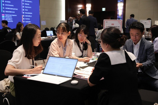 韩国和越南伙伴交谈。图自VGP imgl6240-17165677793591438079891-17410066613381455593364.jpg
